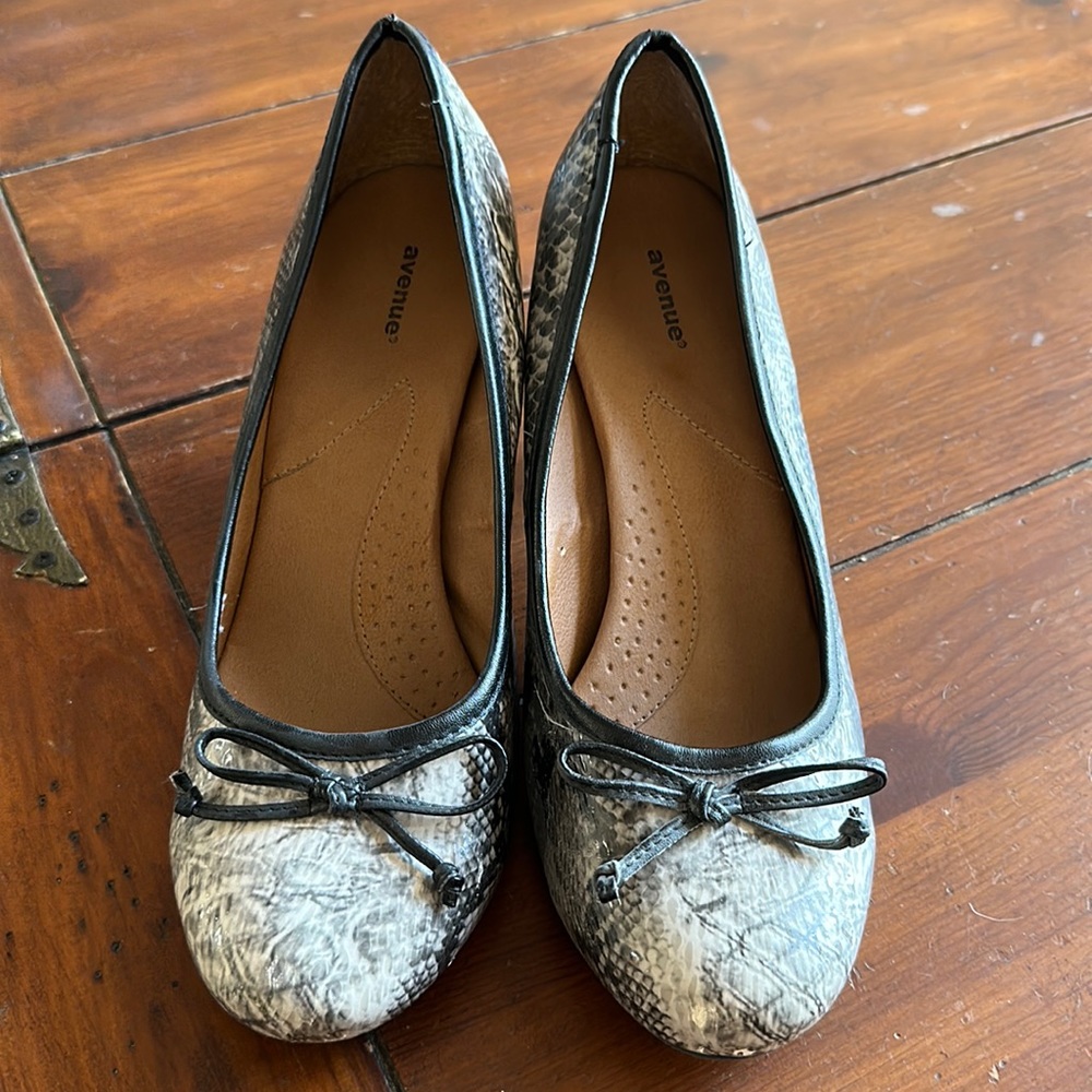 Avenue faux snakeskin pumps with bow embellishment wide width